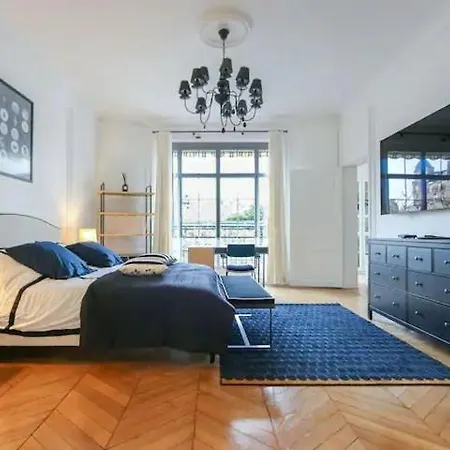 Luxury With Eiffel Tower Views Near Victor Hugo Parijs
