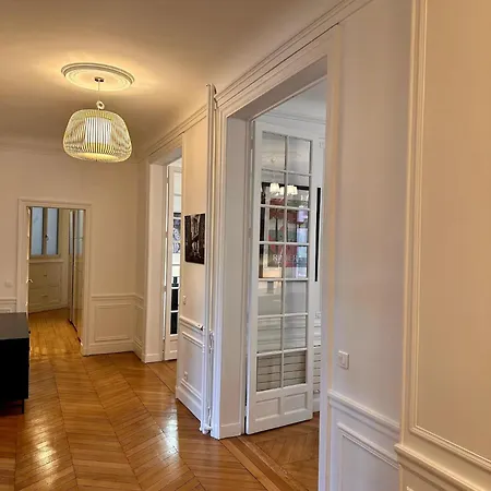 Luxury With Eiffel Tower Views Near Victor Hugo Parijs